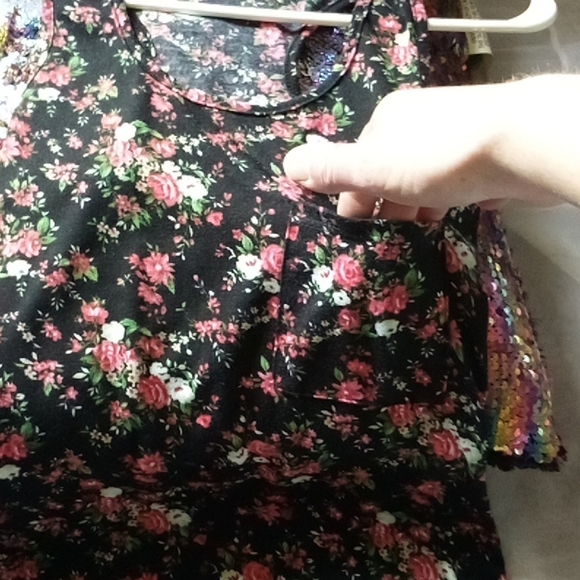 BLACK floral tank top - Picture 4 of 5